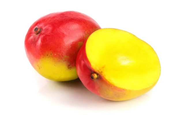 Owoce mango, a połowa na białym tle na białe tło zbliżenie — Zdjęcie stockowe