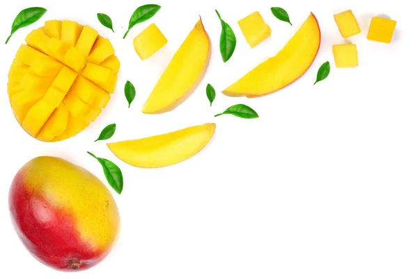 Φρούτα μάνγκο και φέτες διακοσμημένο με φύλλα απομονωθεί σε λευκό φόντο με αντίγραφο χώρου για το κείμενό σας. Το Top view — Φωτογραφία Αρχείου