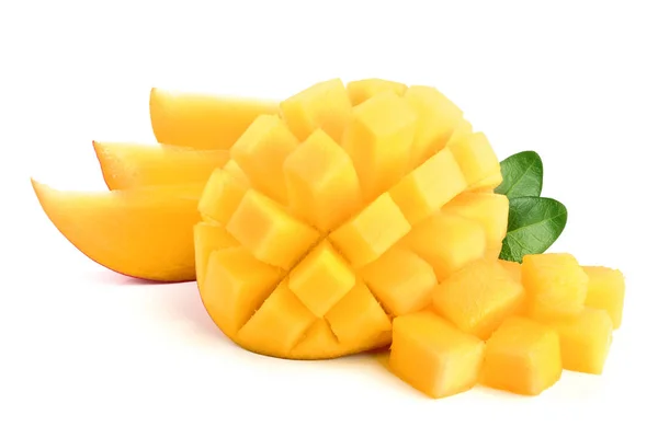 Mango frukt hälften med blad och skivor isolerad på vit bakgrund närbild — Stockfoto