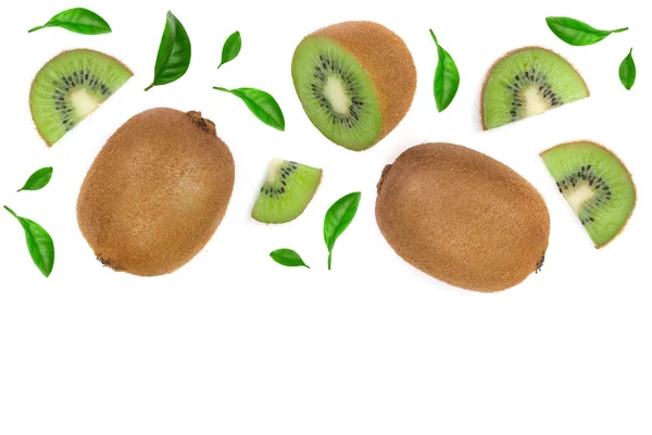 Fruto Kiwi com fatias isoladas em fundo branco com espaço de cópia para o seu texto. Vista superior. Plano leigo padrão — Fotografia de Stock