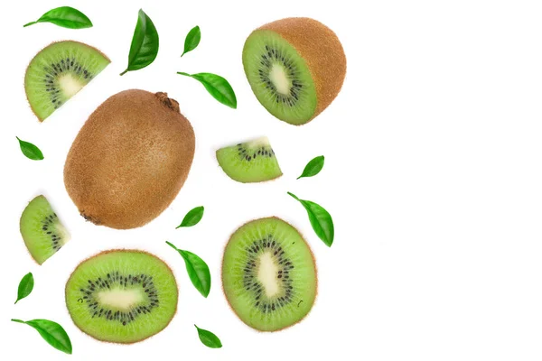 Kiwi fruits avec des tranches isolées sur fond blanc avec de l'espace de copie pour votre texte. Vue de dessus. Modèle de pose plat — Photo