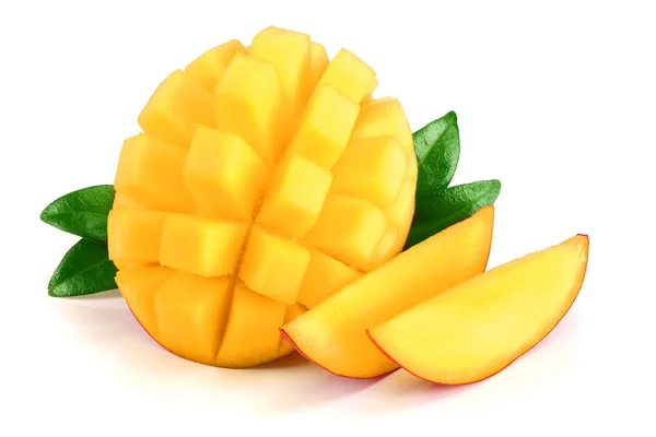 Mango frukt hälften med blad och skivor isolerad på vit bakgrund närbild — Stockfoto