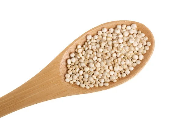 Graines de quinoa rouge dans une cuillère en bois isolée sur fond blanc. Vue du dessus — Photo