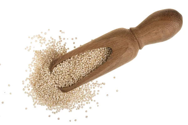 Sementes de quinoa vermelha em colher de madeira isolada sobre fundo branco. Vista superior — Fotografia de Stock