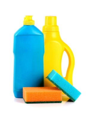 Beyaz arka plan üzerinde izole sünger ile bulaşık yıkama deterjanı