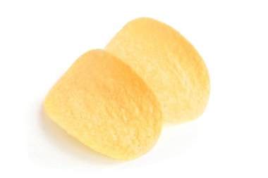 Beyaz arka plan yakın çekim üzerinde iki patates cipsi