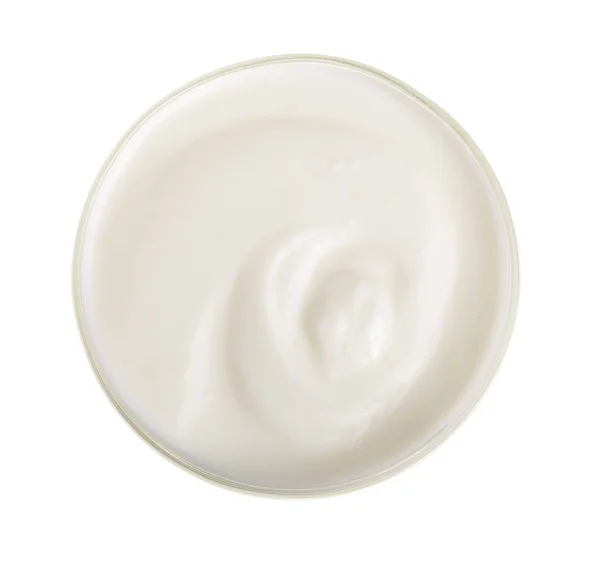 Jogurt w drewniane miska na białym tle na białe tło widok z góry — Zdjęcie stockowe