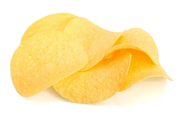 Haufen Kartoffelchips auf weißem Hintergrund Nahaufnahme — Stockfoto