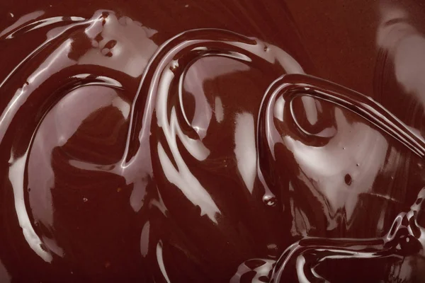 Круговорот расплавленного шоколада как фон крупным планом — стоковое фото
