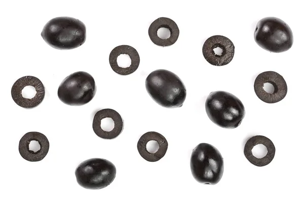 Aceitunas negras enteras y cortadas en rodajas aisladas sobre fondo blanco. Vista superior. Patrón de colocación plana — Foto de Stock