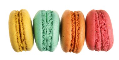 Beyaz arka plan olmadan bir gölge gülümsemek izole renkli macarons. Üstten Görünüm. Düz yatıyordu