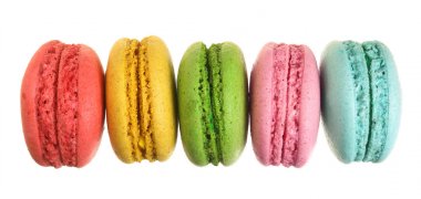 Beyaz arka plan olmadan bir gölge gülümsemek izole renkli macarons. Üstten Görünüm. Düz yatıyordu