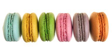 Beyaz arka plan olmadan bir gölge gülümsemek izole renkli macarons. Üstten Görünüm. Düz yatıyordu
