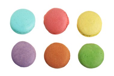 Beyaz arka plan olmadan bir gölge gülümsemek izole renkli macarons. Üstten Görünüm. Düz yatıyordu
