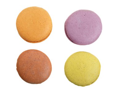 Beyaz arka plan olmadan bir gölge gülümsemek izole renkli macarons. Üstten Görünüm. Düz yatıyordu