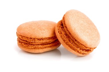 Turuncu macarons beyaz arka plan closeup izole