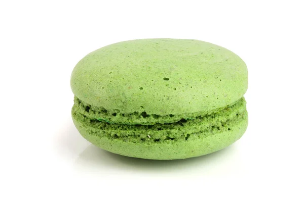 Macaron verde aislado sobre fondo blanco —  Fotos de Stock