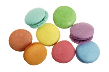 Beyaz arka plan olmadan bir gölge gülümsemek izole renkli macarons. Üstten Görünüm. Düz yatıyordu
