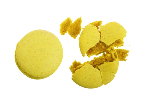 깨진된 노란색 macarons 흰색 배경 근접 촬영에 고립 된 — 스톡 사진