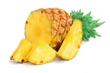 Beyaz arkaplanda dilimleri olan ananas