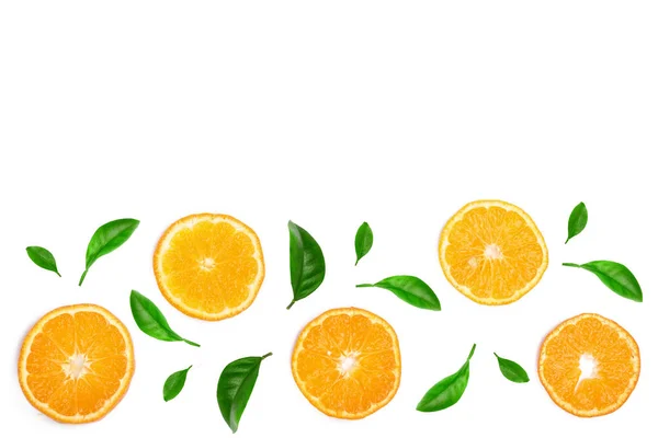 Rodajas de naranja o mandarina con hojas aisladas sobre fondo blanco con espacio para copiar el texto. Piso tendido, vista superior — Foto de Stock