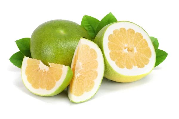 Citrus Querida ou Pomelit, oroblanco com fatias e folhas isoladas sobre fundo branco close-up — Fotografia de Stock