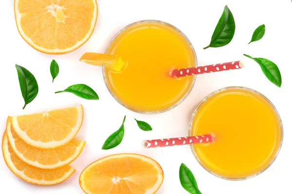 Ποτήρι χυμός πορτοκάλι με φέτες από εσπεριδοειδή και τα πράσινα φύλλα που απομονώνονται σε λευκό φόντο, το top view. Επίπεδη lay μοτίβο — Φωτογραφία Αρχείου