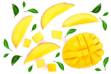 Mango meyve yarısı beyaz arka plan yakın çekim izole yaprakları ile süslenmiş. Üstten Görünüm. Düz yatıyordu