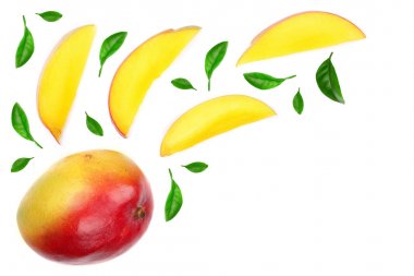 Mango meyve ve dilimleri ile dekore edilmiş, metniniz için kopya alanı ile izole üzerinde beyaz arka plan bırakır. Üstten Görünüm