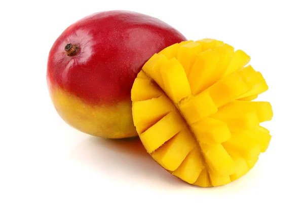 Φρούτα μάνγκο και το μισό απομονώνονται σε λευκό φόντο γκρο πλαν — Φωτογραφία Αρχείου
