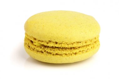 Beyaz arka plan closeup izole sarı macaron