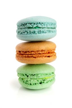 Beyaz arka plan closeup izole renkli macarons