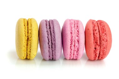 Beyaz arka plan closeup izole renkli macarons