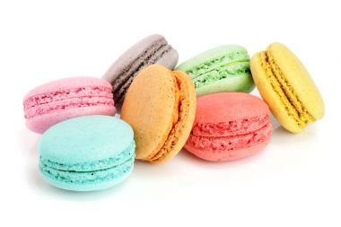 Beyaz arka plan closeup izole renkli macarons