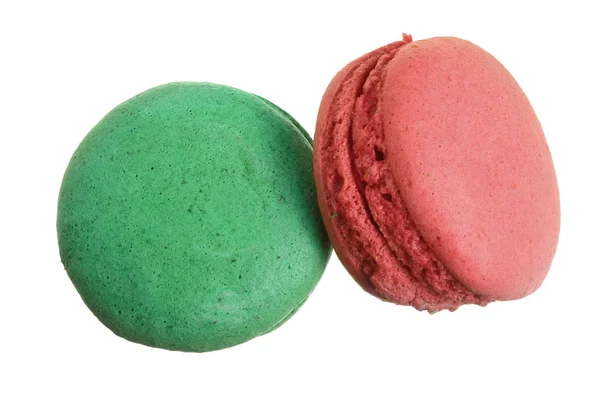 Macaron vermelho e verde isolado no fundo branco sem um closeup sombra. Vista superior. Depósito plano — Fotografia de Stock