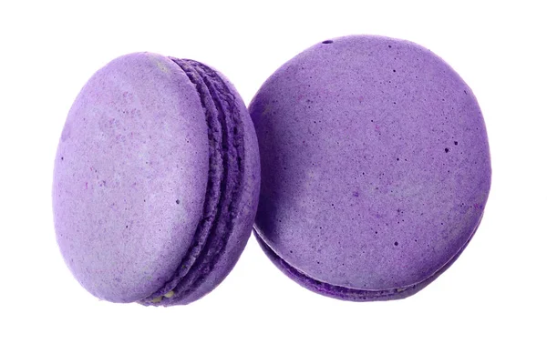 Macaron púrpura aislado sobre fondo blanco sin un primer plano de sombra. Vista superior. Puesta plana —  Fotos de Stock
