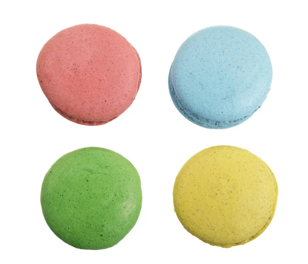 Färgade macarons isolerad på vit bakgrund utan en skugga närbild. Ovanifrån. Lekmanna-platt — Stockfoto