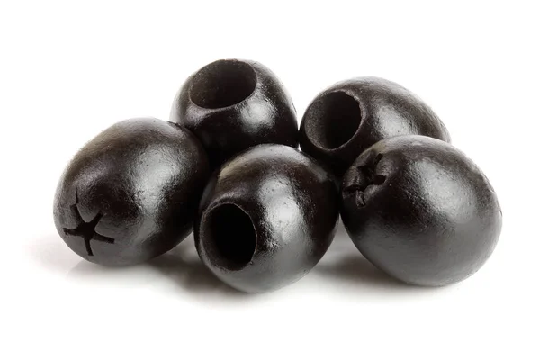Черные оливки, выделенные на белом фоне — стоковое фото
