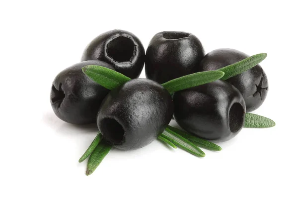 Azeitonas pretas inteiras com folha de alecrim isolada em fundo branco macro — Fotografia de Stock