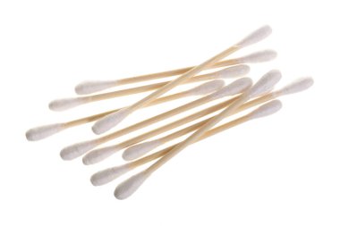 Beyaz arka plan makro üstten görünüm üzerinde izole pamuk kulak sopa. Düz yatıyordu