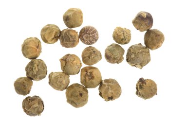 Yeşil peppercorns beyaz arka plan üzerinde izole. Üstten Görünüm. Düz yatıyordu