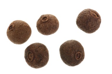 Allspices veya beyaz arka plan üzerinde izole Jamaika biber. Üstten Görünüm