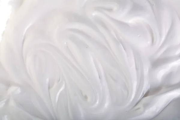 Primer plano de una crema blanca batida o agria sobre fondo blanco — Foto de Stock