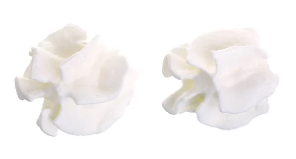 Crema batida o merengue aislado sobre fondo blanco. Vista superior. Puesta plana —  Fotos de Stock