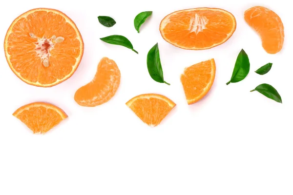 Naranja o mandarina con hojas aisladas sobre fondo blanco con espacio de copia para su texto. Piso tendido, vista superior — Foto de Stock