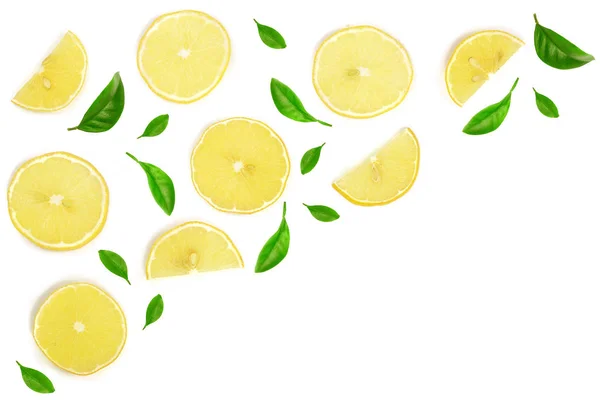 Кусочки лимона украшены зелеными листьями изолированы на белом фоне с копировальным пространством для вашего текста. Плоский, вид сверху — стоковое фото