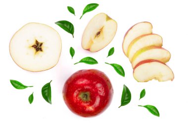 yeşil yaprakları beyaz arka plan üzerinde üstten görünüm izole Kırmızı elma dilimleri ile süslenmiş. Küme veya koleksiyon. Düz yatıyordu