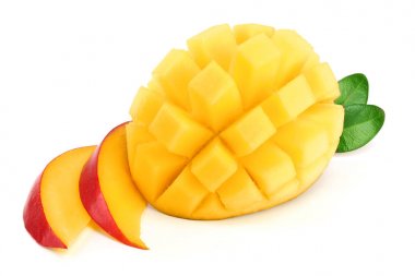 Mango meyve yarısı yaprakları ve dilimleri ile beyaz arka plan yakın çekim izole