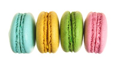 Beyaz arka plan olmadan bir gölge gülümsemek izole renkli bademli kurabiye. Üstten Görünüm. Düz yatıyordu