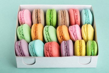 kutusunda yeşil beyaz arka plan üzerinde renkli macaroons